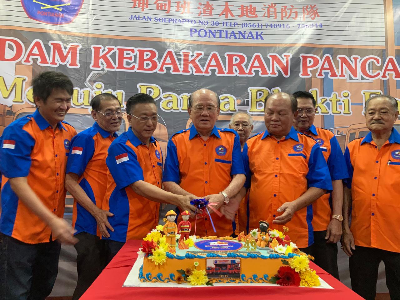 Dewan pembina dan pengurus yayasan pemadam kebakaran Panca Bhakti saat memotong kue ulang tahun yang ke 49, di markasnya di Jalan Suprapto, Kota Pontianak.