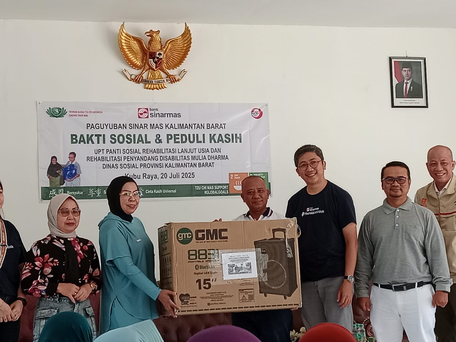 Perwakilan Paguyuban Sinar Mas Kalbar dan relawan Yayasan Buddha Tzu Chi Indonesia-cabang Sinar Mas dan  Eka Tjipta Foundation (ETF) dan Paguyuban Sinar Mas saat melakukan kunjungan dan bakti sosial