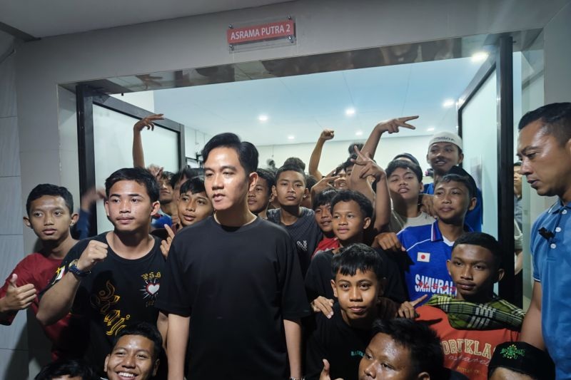 TINJAU: Wakil Presiden Gibran Rakabuming Raka saat menyambangi asrama putra Sekolah Rakyat Sentra Terpadu Prof. Dr. Soeharso di Solo, Jumat (18/7) malam.