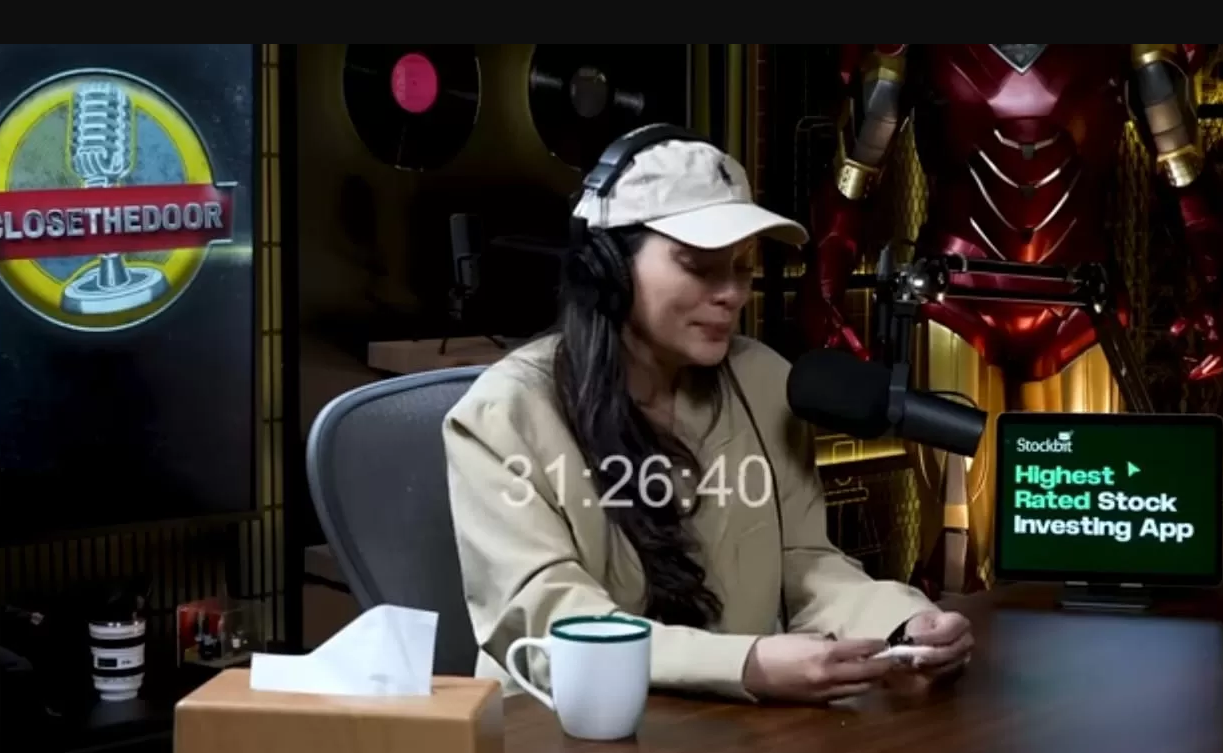 UNGKAP KEHAMILAN: Erika Carlina saat mengungkap kehamilan 9 bulannya dalam podcast bersama Deddy Corbuzier. Ia memilih membesarkan anaknya sendiri tanpa kehadiran sosok ayah.