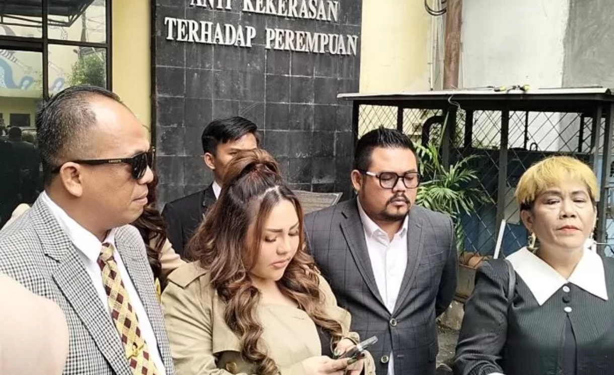 DIPERIKSA: Lisa Mariana saat tiba di Bareskrim Polri untuk memenuhi panggilan penyidik dalam kasus dugaan pencemaran nama baik, Selasa (15/7).