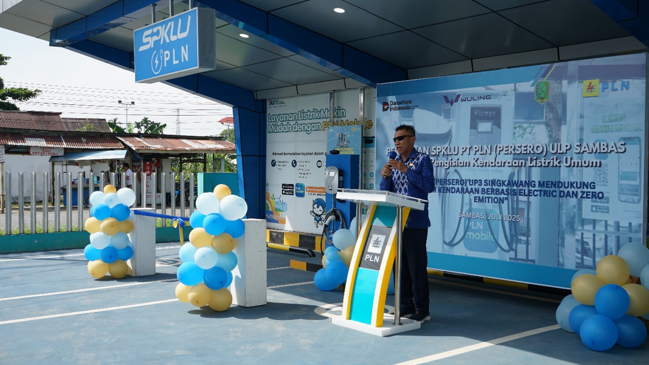 Kadis Perhubungan Sambas, Jalil Muhammad, S.H., M.H., menyampaikan  dukungan kolaboratif antara pemerintah daerah dan PLN dalam mempercepat ekosistem kendaraan listrik, saat sambutan peresmian SPKLU