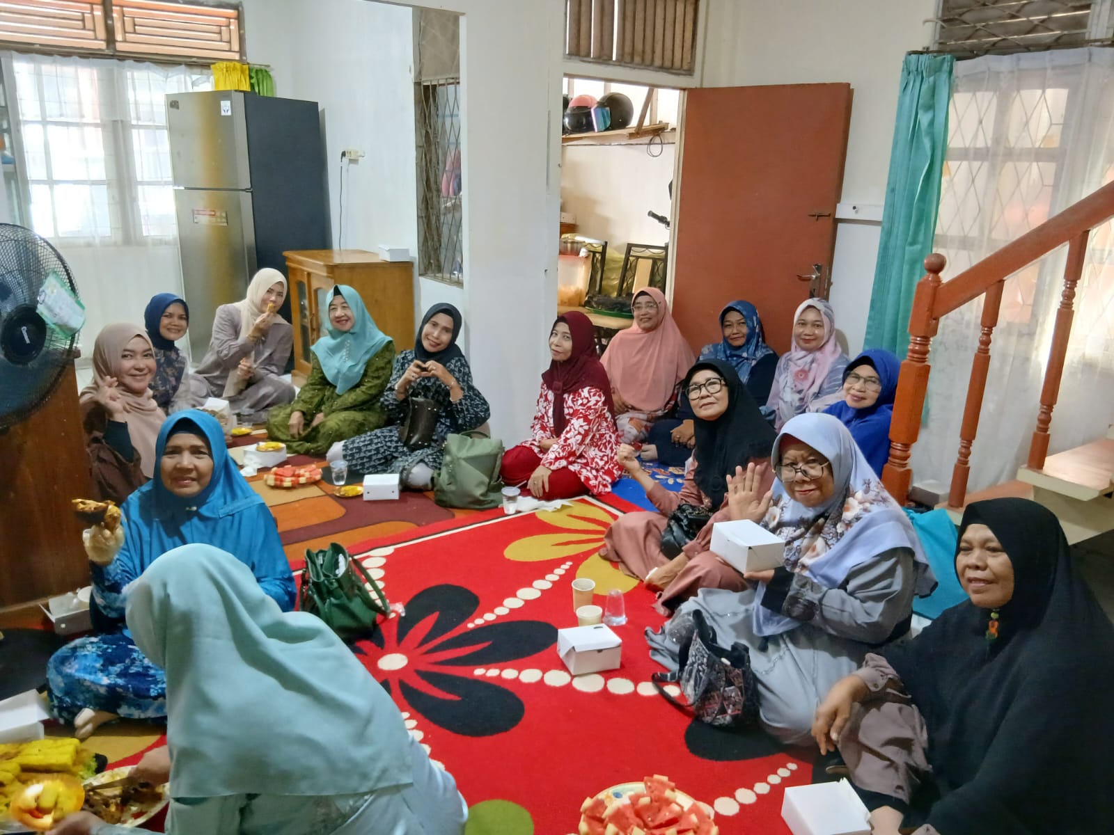 Ibu-ibu jamaah haji KBIH Arafah 2019 antusias mengikuti pengajian sambil mempererat ukhuwah.