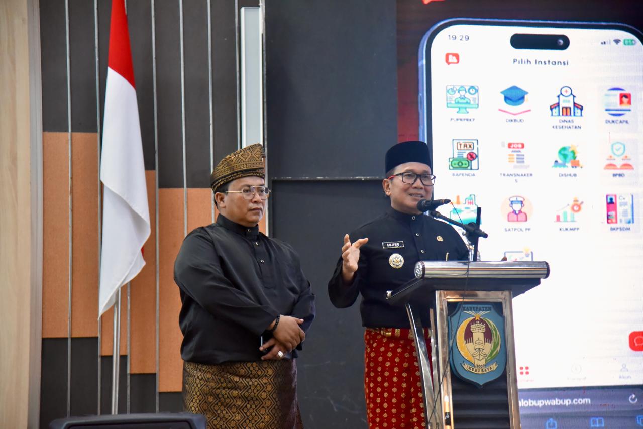 1. PELUNCURAN WEBSITE: Bupati Kubu Raya, Sujiwo didampingi Wakil Bupati Sukiryanto memberikan arahan usai meresmikan peluncuran website aspirasi masyarakat haloBupWabup.com.