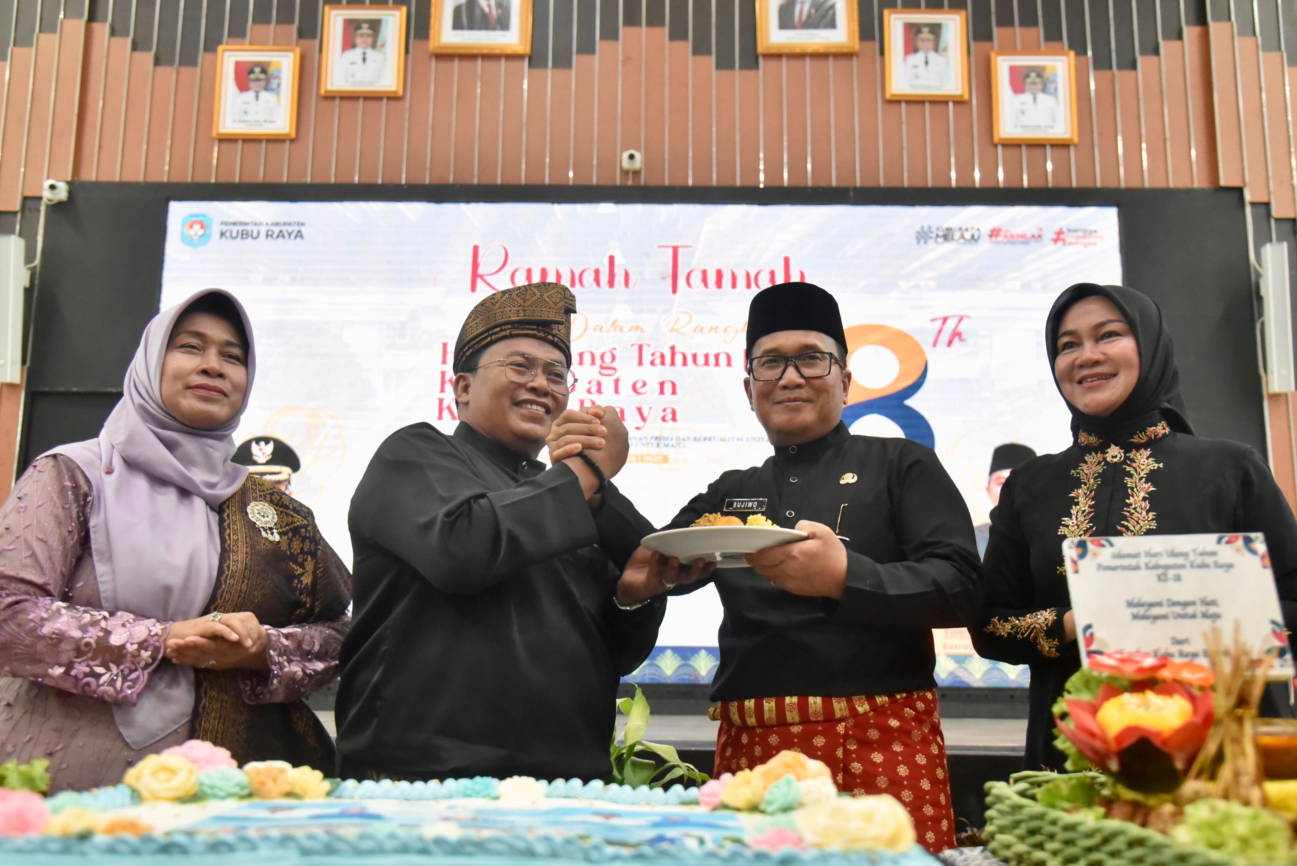TUMPENG: Bupati Sujiwo dan Wakil Bupati Sukiryanto bersama istri masing-masing bersalaman usai prosesi pemotongan tumpeng HUT ke-18 Kabupaten Kubu Raya.