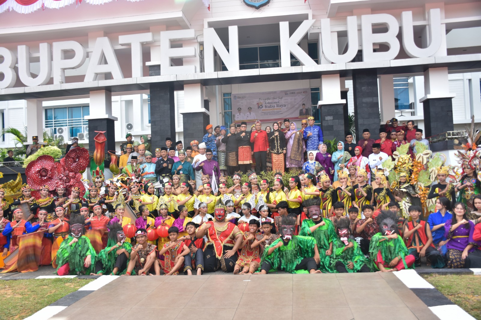 3. FOTO BERSAMA: Bupati dan Wakil Bupati Kubu Raya berfoto bersama para tamu undangan dan penari kolosal usai upacara peringatan HUT ke-18 di Kantor Bupati Kubu Raya.