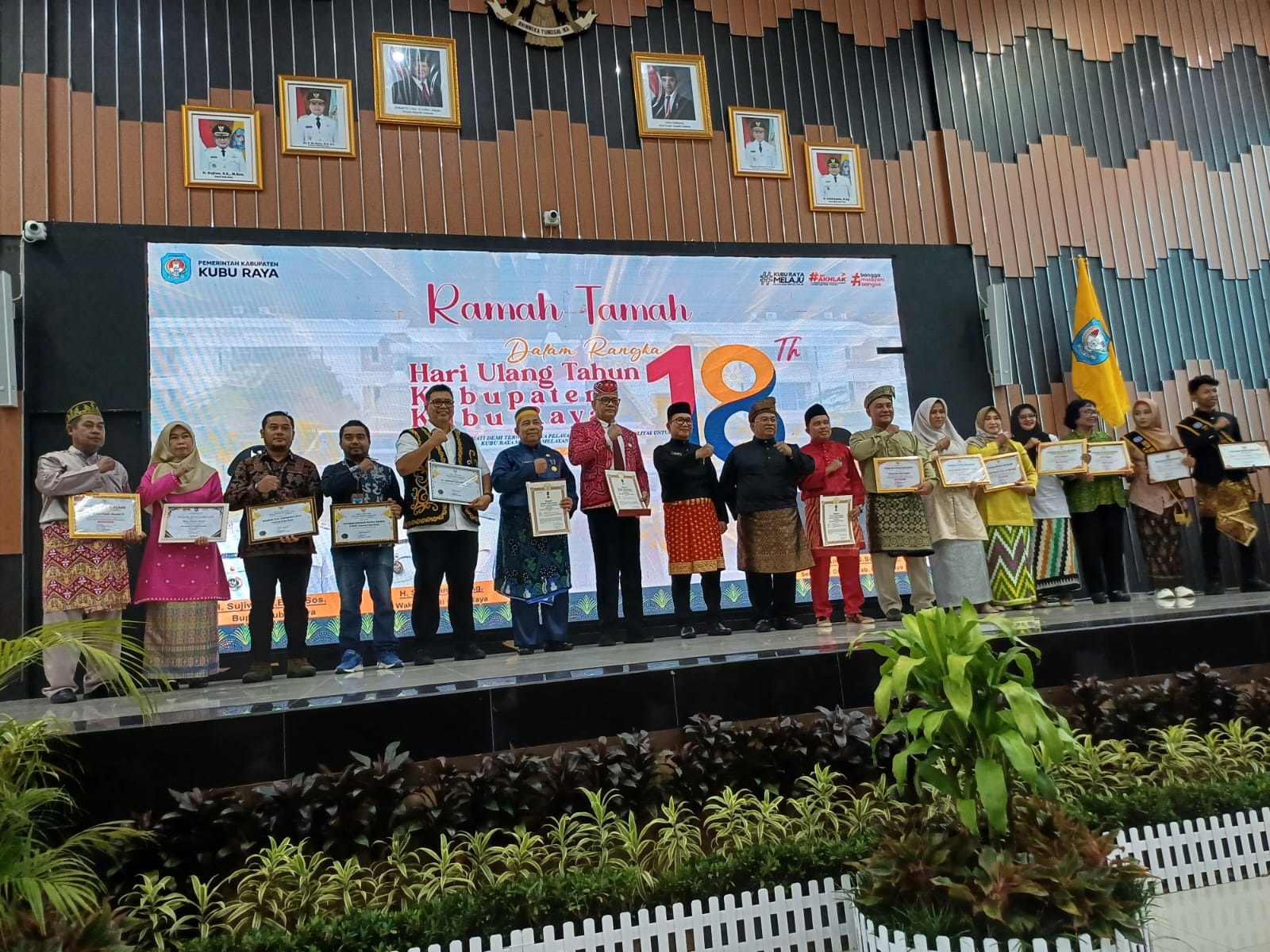 PENERIMA PENGHARGAAN: Bupati Sujiwo dan Wabup Sukiryanto berfoto bersama para penerima penghargaan atas kinerja dan kontribusi terbaik dalam pembangunan Kubu Raya.