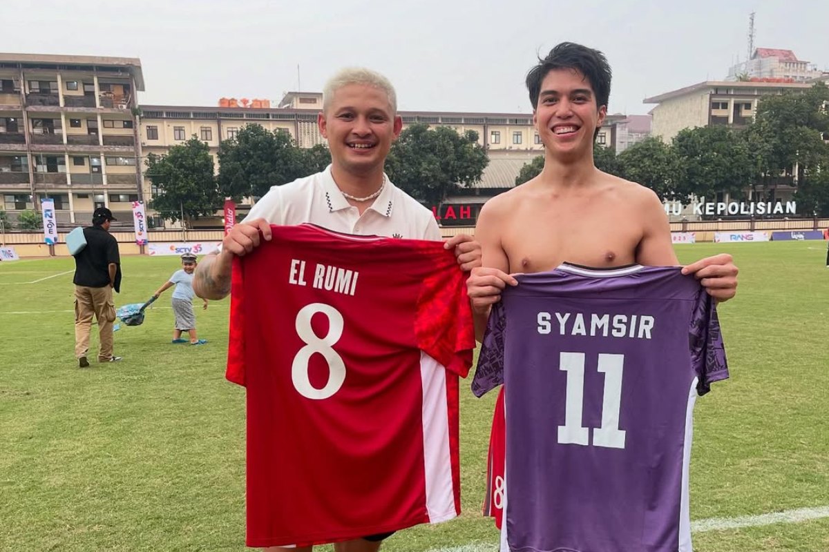 Syamsir Alam dan El Rumi bertukar jersey usai nyaris ribut di Laga Celebrity Trofeo Cup 2025 yang digelar SCTV di Stadion PTIK, Jakarta Selatan, Sabtu (19/7).