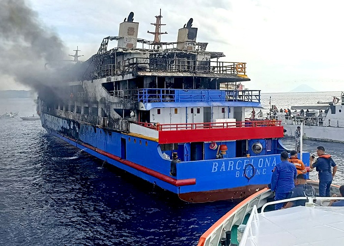Petugas gabungan mendekati KM Barcelona 5 yang mengalami kebakaran di perairan Talise, Kabupaten Minahasa Utara, Sulawesi Utara, Minggu (20/7/2025). KM Barcelona 5 terbakar saat berlayar dengan mengangkut penumpang rute Manado-Tahuna, Manado-Talaud dan ru