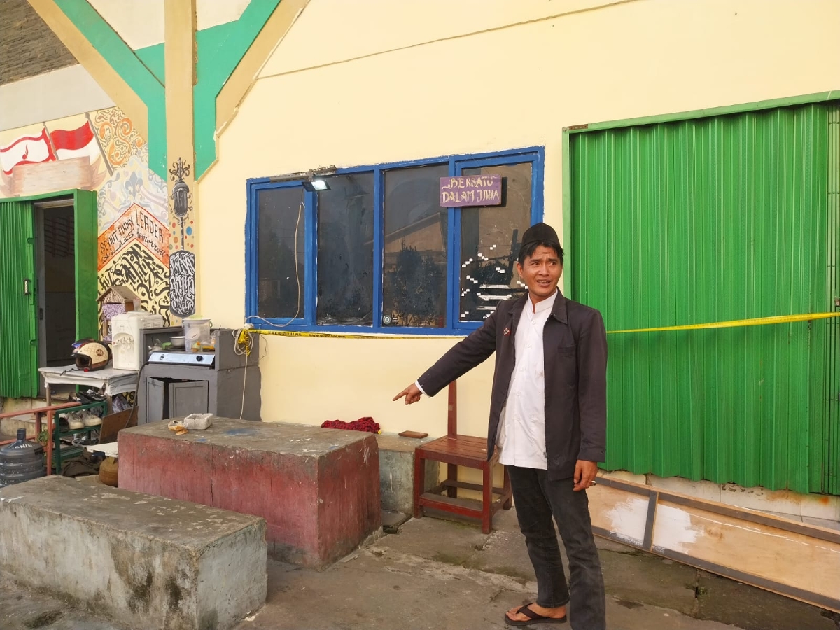 Garis polisi masih terpasang di kawasan UKM IAIN Pontianak. Lokasi ini menjadi tempat Rio Fanderi yang diduga kejedot tiang, hingga membuat nyawanya hilang.