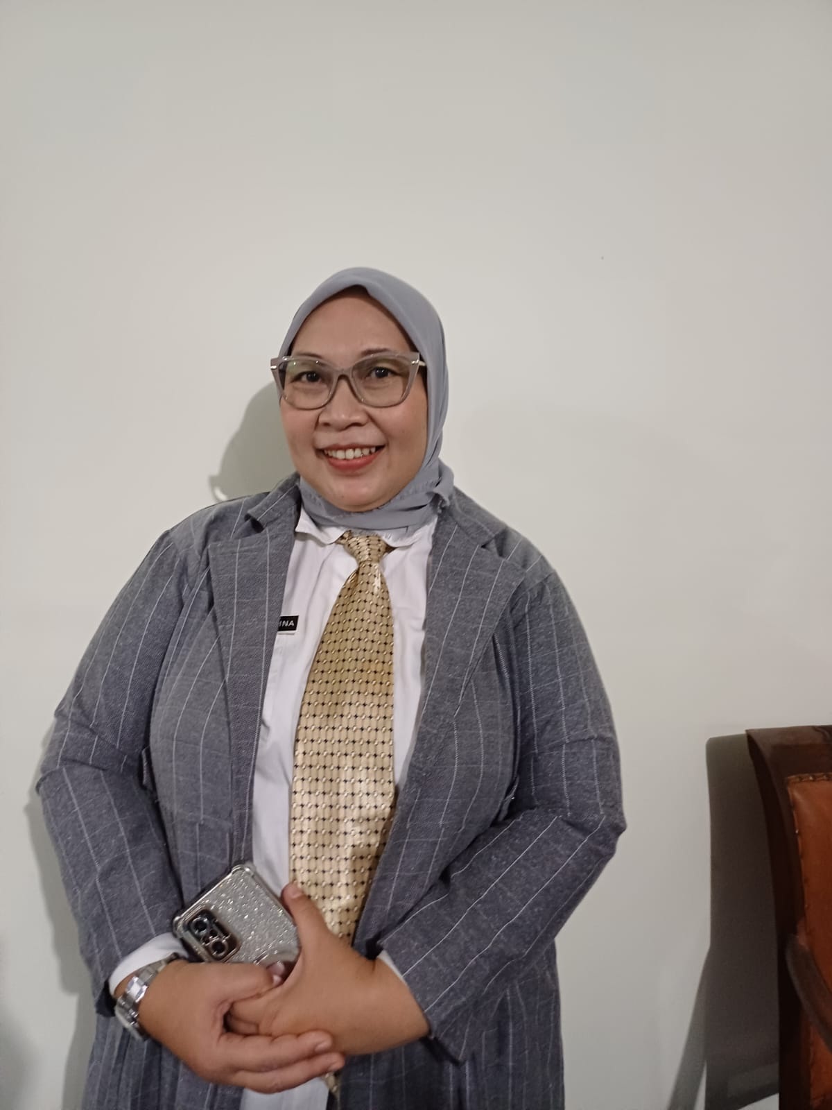 WAWANCARA: Maria Agustina selaki Kepala DPMPTSP Kubu Raya saat diwawancarai wartawan, belum lama ini.