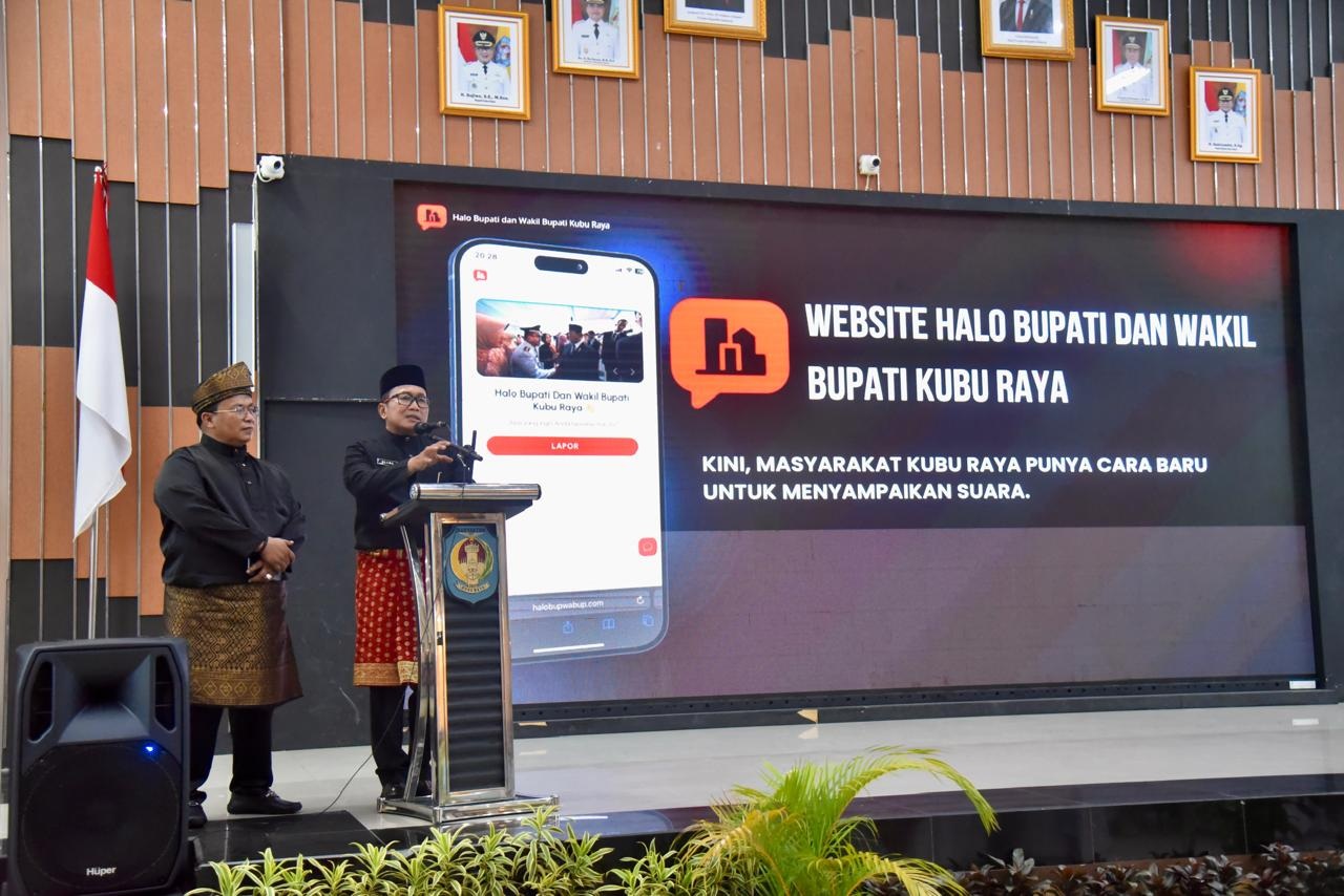 LUNCURKAN: Bupati Kubu Raya, Sujiwo, saat meluncurkan platform aspirasi digital HaloBupWabup.com di Aula Praja Utama, Kamis (17/7).