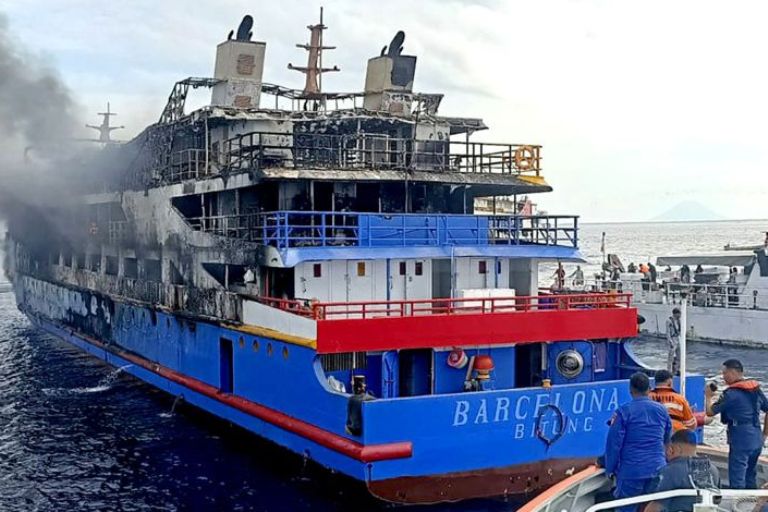 Petugas gabungan mendekati KM Barcelona 5 yang mengalami kebakaran di perairan Talise, Kabupaten Minahasa Utara, Sulawesi Utara, Minggu (20/7/2025).