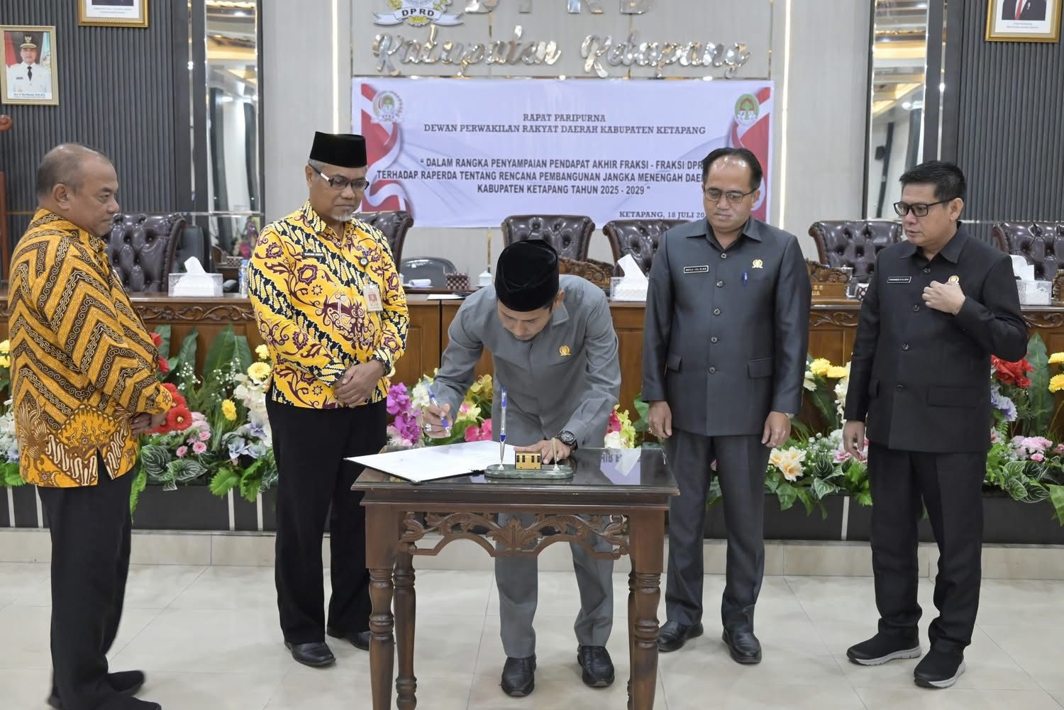 SAHKAN: Ketua DPRD Ketapang, Achmad Sholeh, menandatangani draf pengesahan Perda RPJMD 2025&ndash;2029 dalam rapat paripurna, Jumat (18/7).