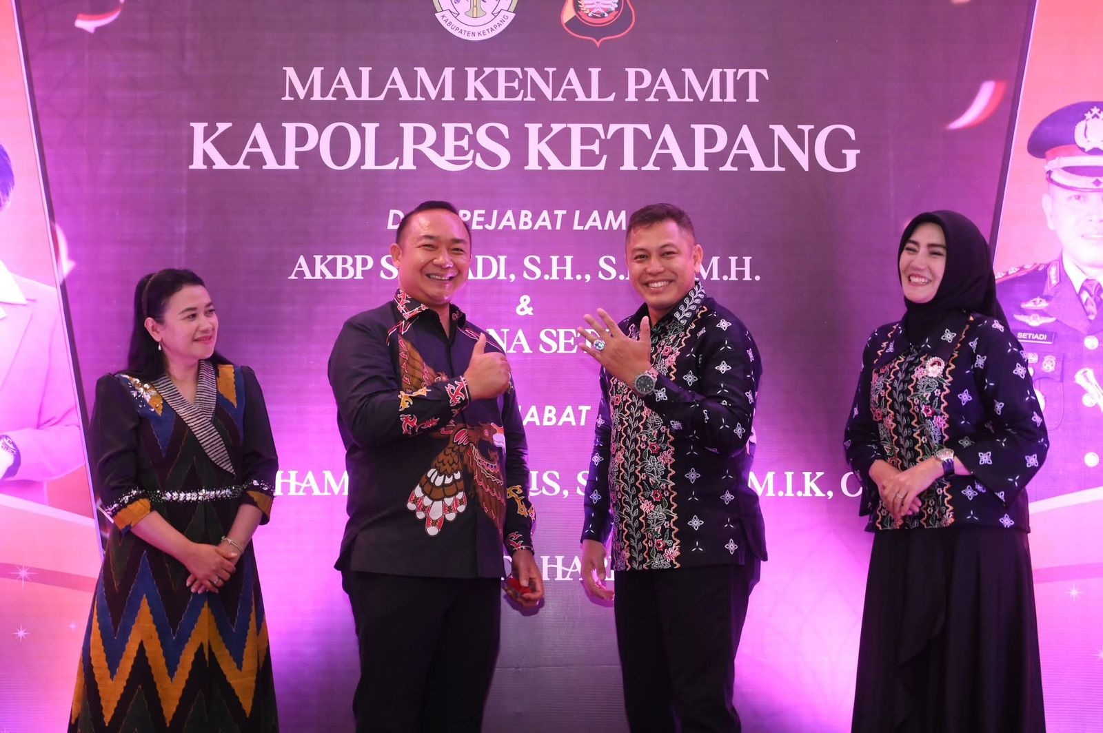 CINDERAMATA: Bupati Ketapang, Alexander Wilyo, menyerahkan cinderamata berupa cincin batu kecubung kepada AKBP Setiadi yang mengakhiri masa tugasnya sebagai Kapolres Ketapang.