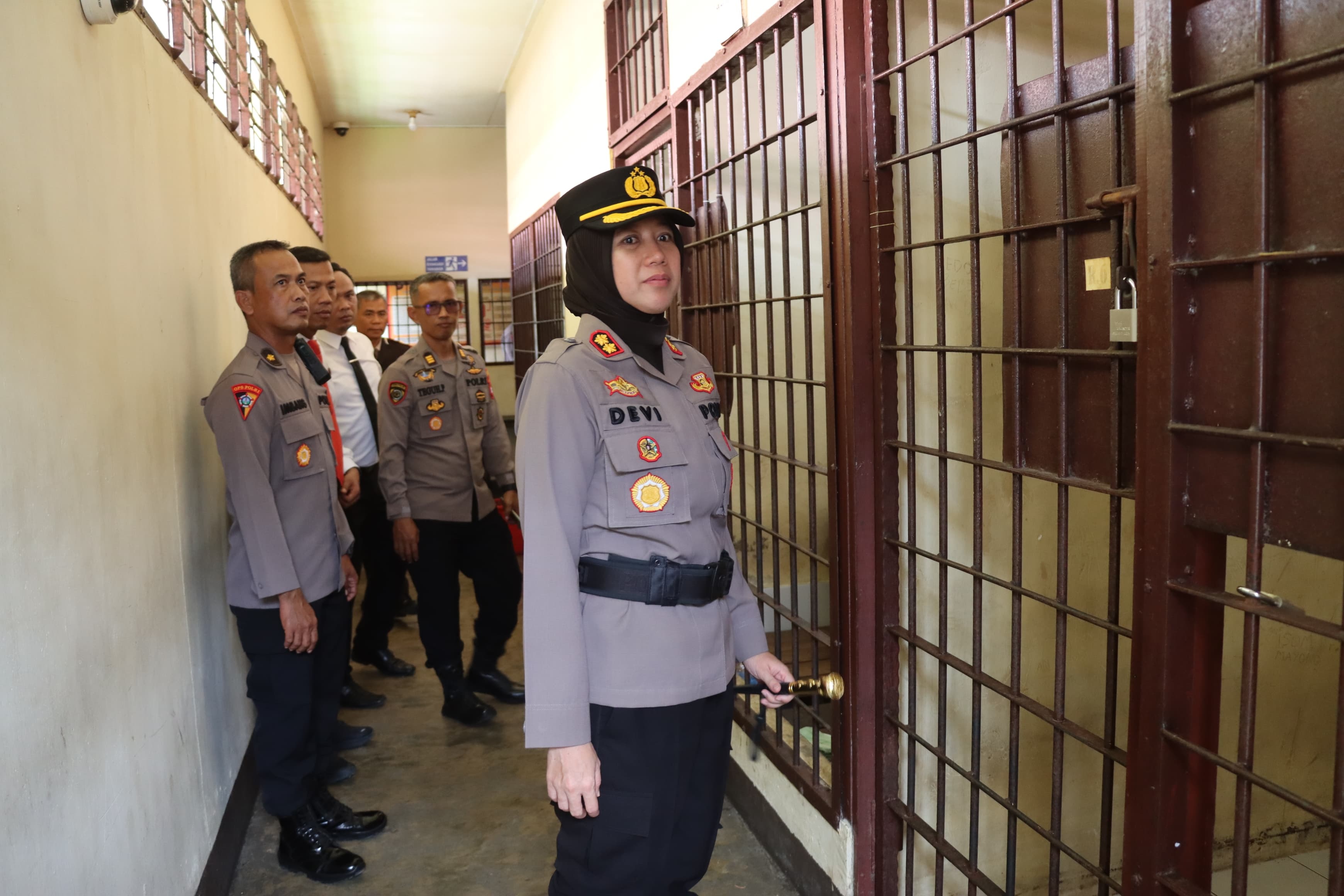 CEK SEL: Kapolres Landak AKBP Devi Ariantari saat mengecek ruang kerja dan ruang tahanan pada hari pertama menjabat sebagai Kapolres Landak, Sabtu (19/7).