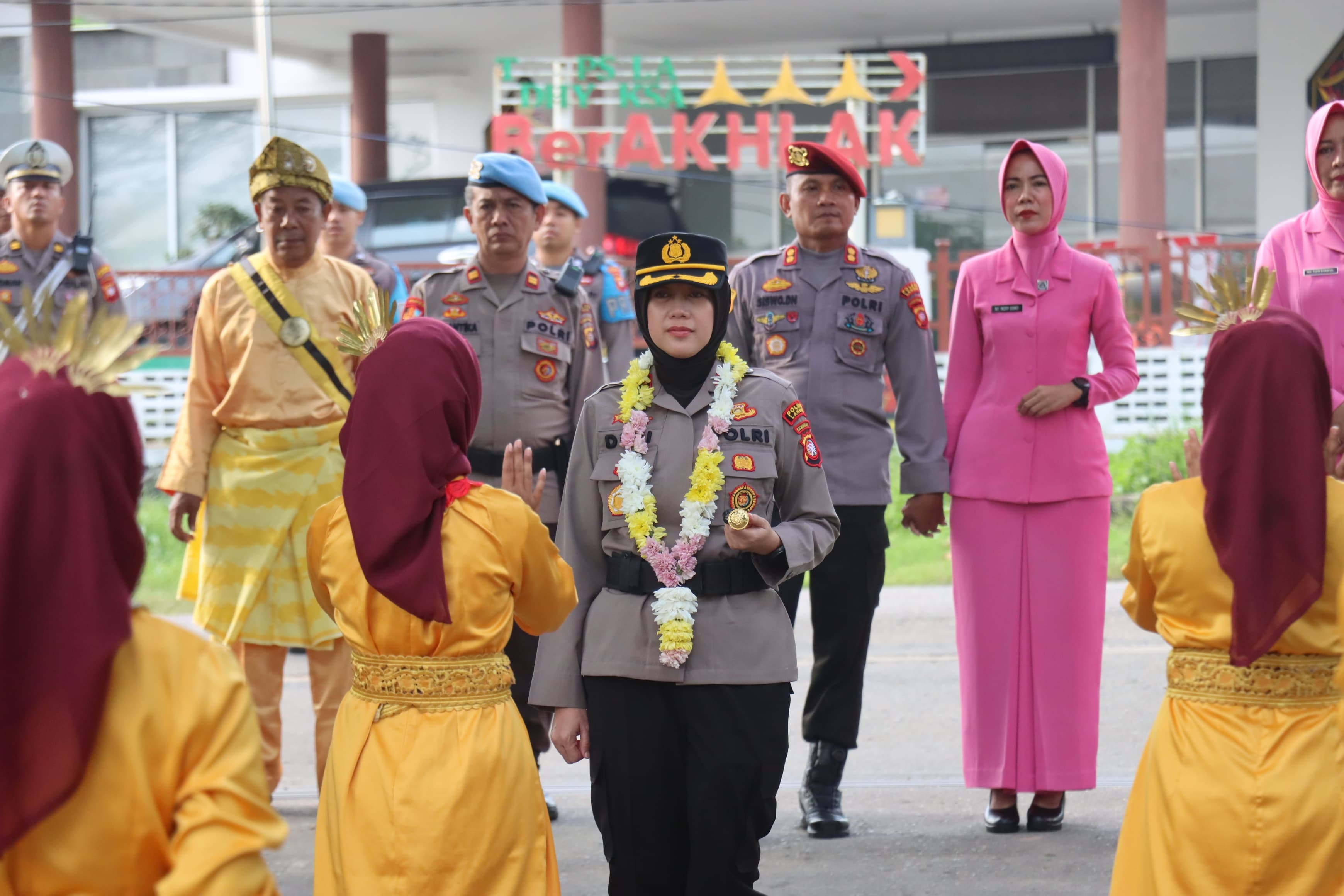 TEPUNG TAWAR: Kapolres Landak AKBP Devi Ariantari, disambut dengan adat tepung tawar di Mapolres Landak, Sabtu (19/7).
