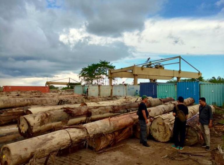 Barang bukti kayu bulat tanpa dokumen yang diamankan Balai Gakkum Kehutanan Kalimantan di dermaga PT BSM New Material.