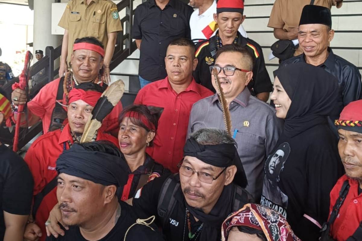 Aloysius (kemeja abu-abu) ditengah-tengah pendemo Aliansi Kalimantan Barat Menggugat menerima asirasi kawan-kawan pergerakan di Gedung DPRD Provinsi Kalimantan Barat, Senin (21/7) .
