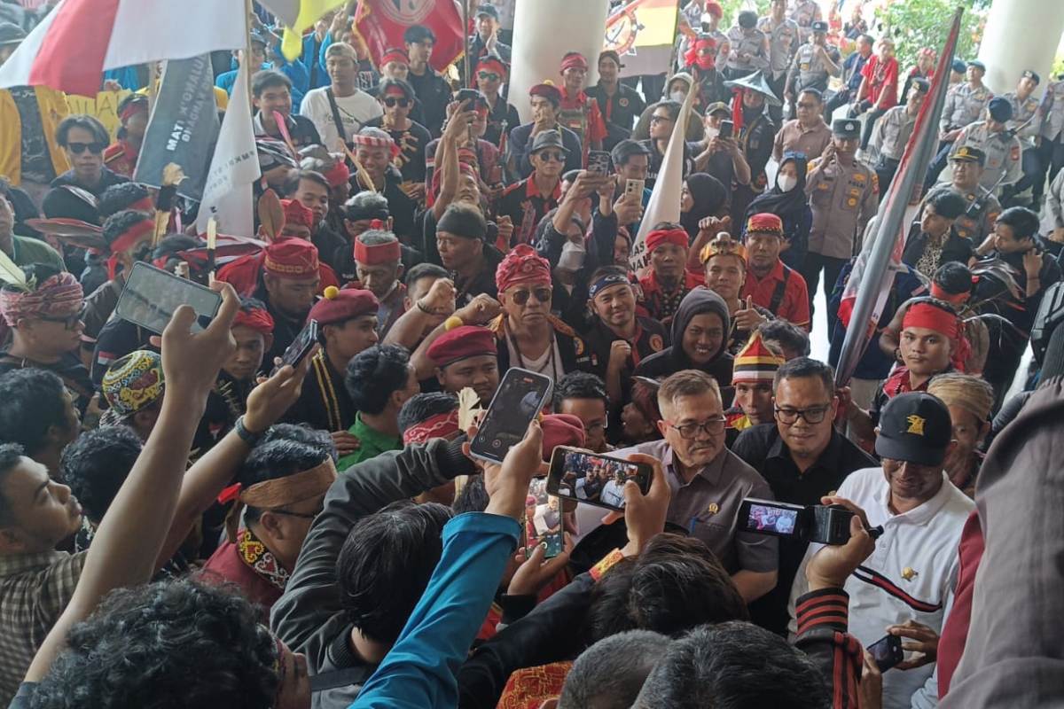 Puluhan organisasi masyarakat (ormas), organisasi kepemudaan (OKP), lintas etnis, kesukuan, hingga kemahasiswaan di Kalimantan Barat turun ke jalan hingga Gedung DPRD Kalbar, Senin (21/7).