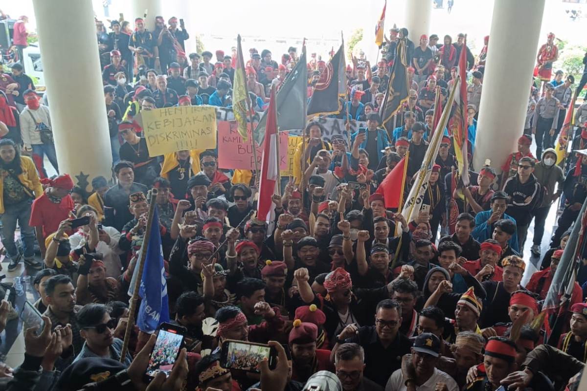 Aliansi Kalimantan Barat Menggugat dari Puluhan organisasi masyarakat (ormas), organisasi kepemudaan (OKP), lintas etnis, kesukuan, hingga kemahasiswaan menggelar demo di Gedung DPRD Kalbar.