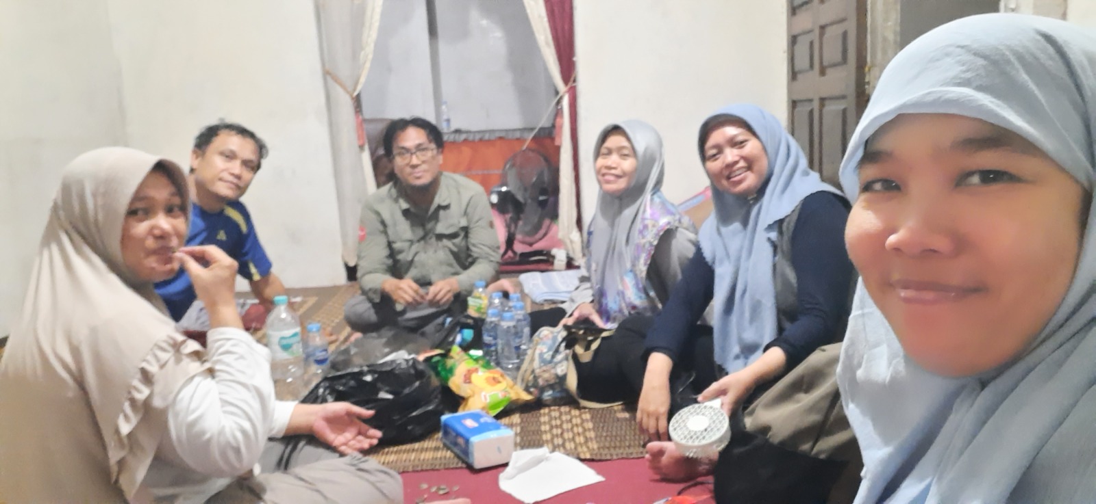 Tim peneliti dari Badan Riset dan Inovasi Nasional (BRIN) saat riset lapangan di wilayah perbatasan Jagoi Babang, Kalimantan Barat.