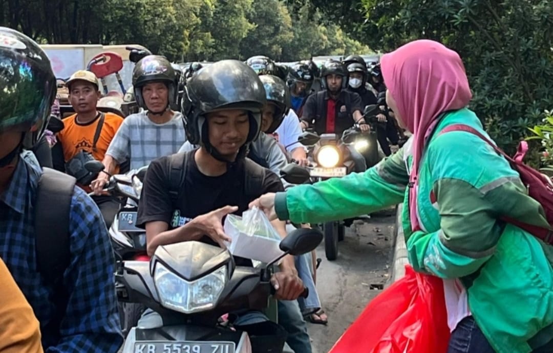 Mitra driver GRAB melakukan aktivitas sosial berbagi takjil pada bulan Ramadan lalu.
