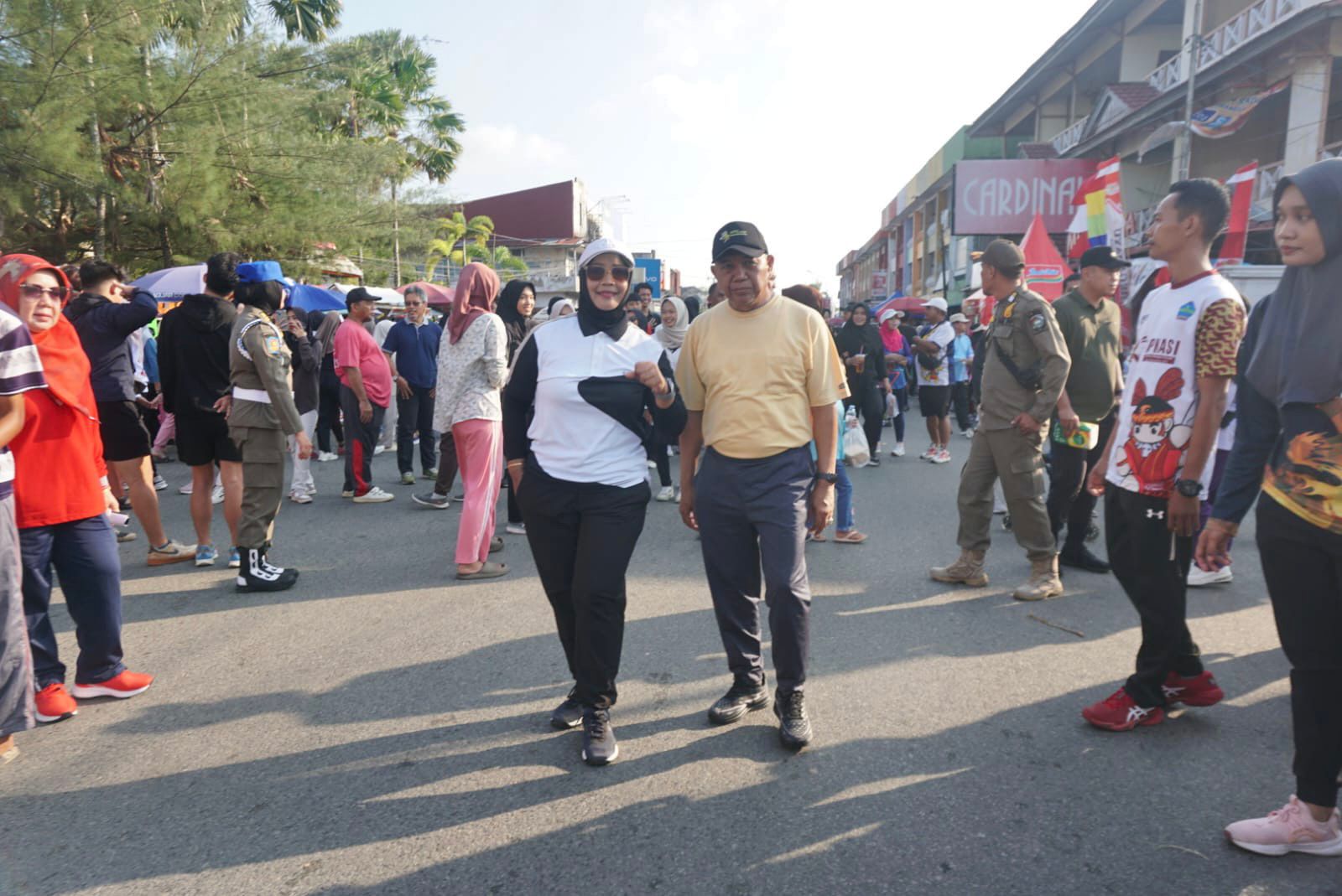 CAR FREE DAY: Bupati dan Wakil Bupati Mempawah kompak berbaur dengan warga saat Car Free Day.