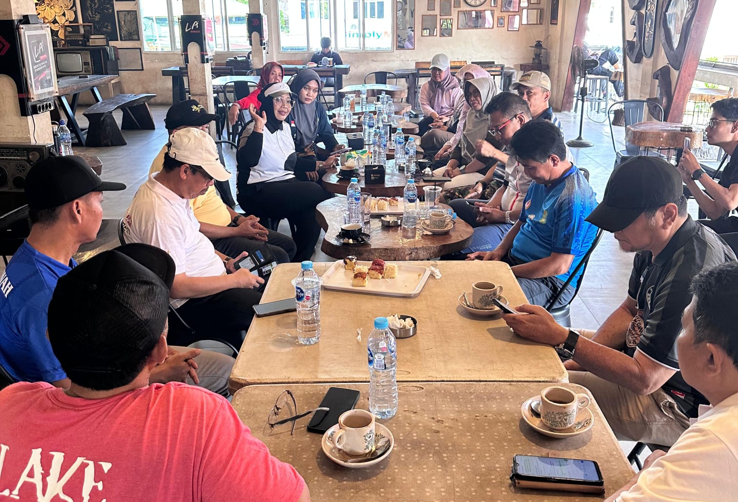 PEMERINTAH: Bupati dan Wakil Bupati beserta pejabat di jajaran pemerintah Kabupaten Mempawah melaksanakan Coffee Morning di Warkop Goncang Lidah II.
