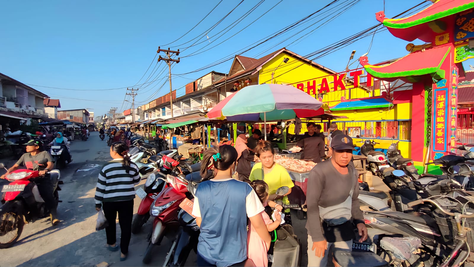 PASAR: PKL yang menggunakan bahu jalan di kawasan Pasar Pagi Sungai Pinyuh.