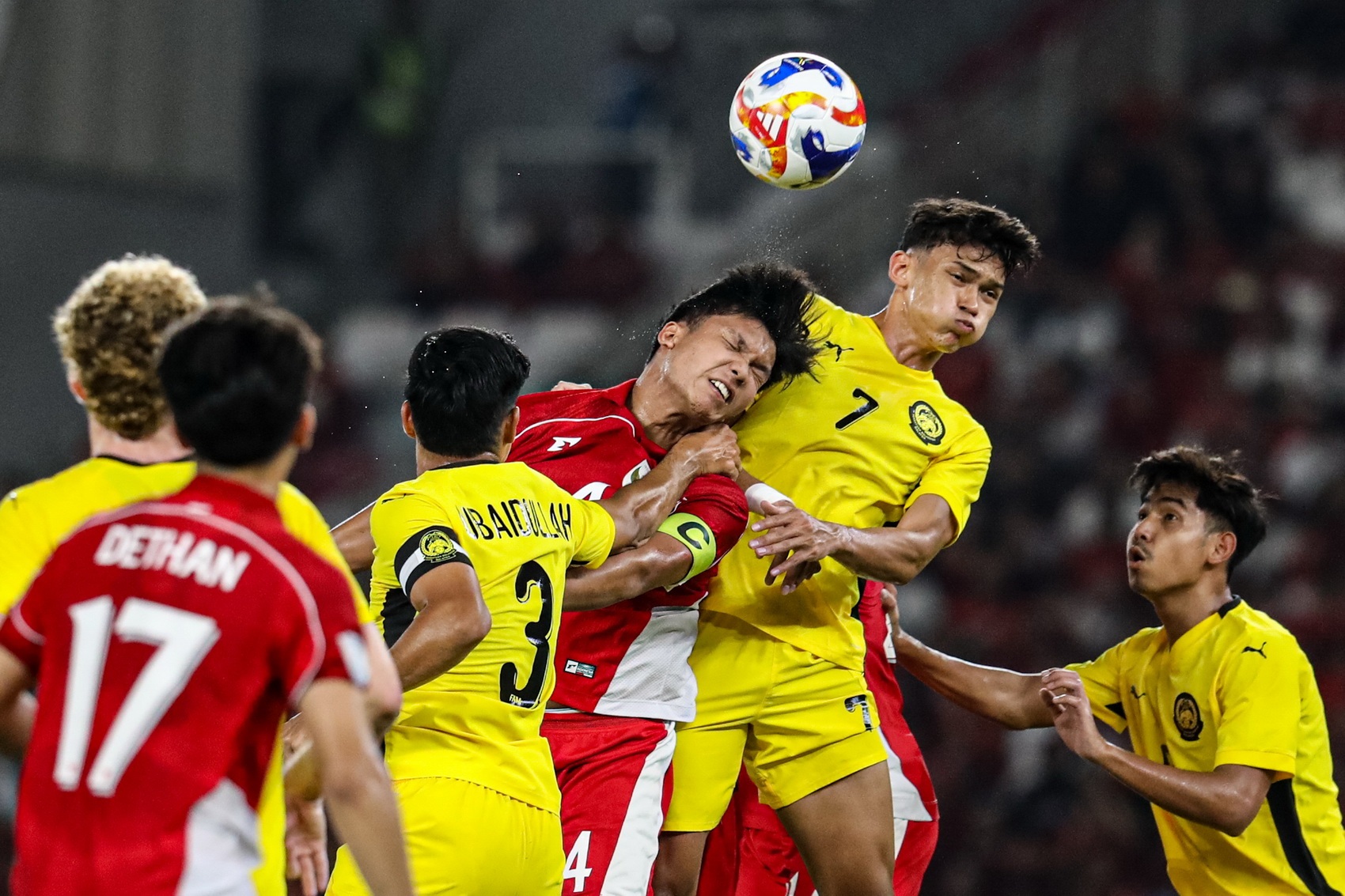 Pesepak bola Timnas U-23 berduel bola udara dengan pemain Timnas Malaysia pada laga penyisihan grup Piala AFF U-23 di Stadion Utama Gelora Bung Karno, Jakarta, Senin (21/7/2025). FOTO: SALMAN TOYIBI/JAWA POS