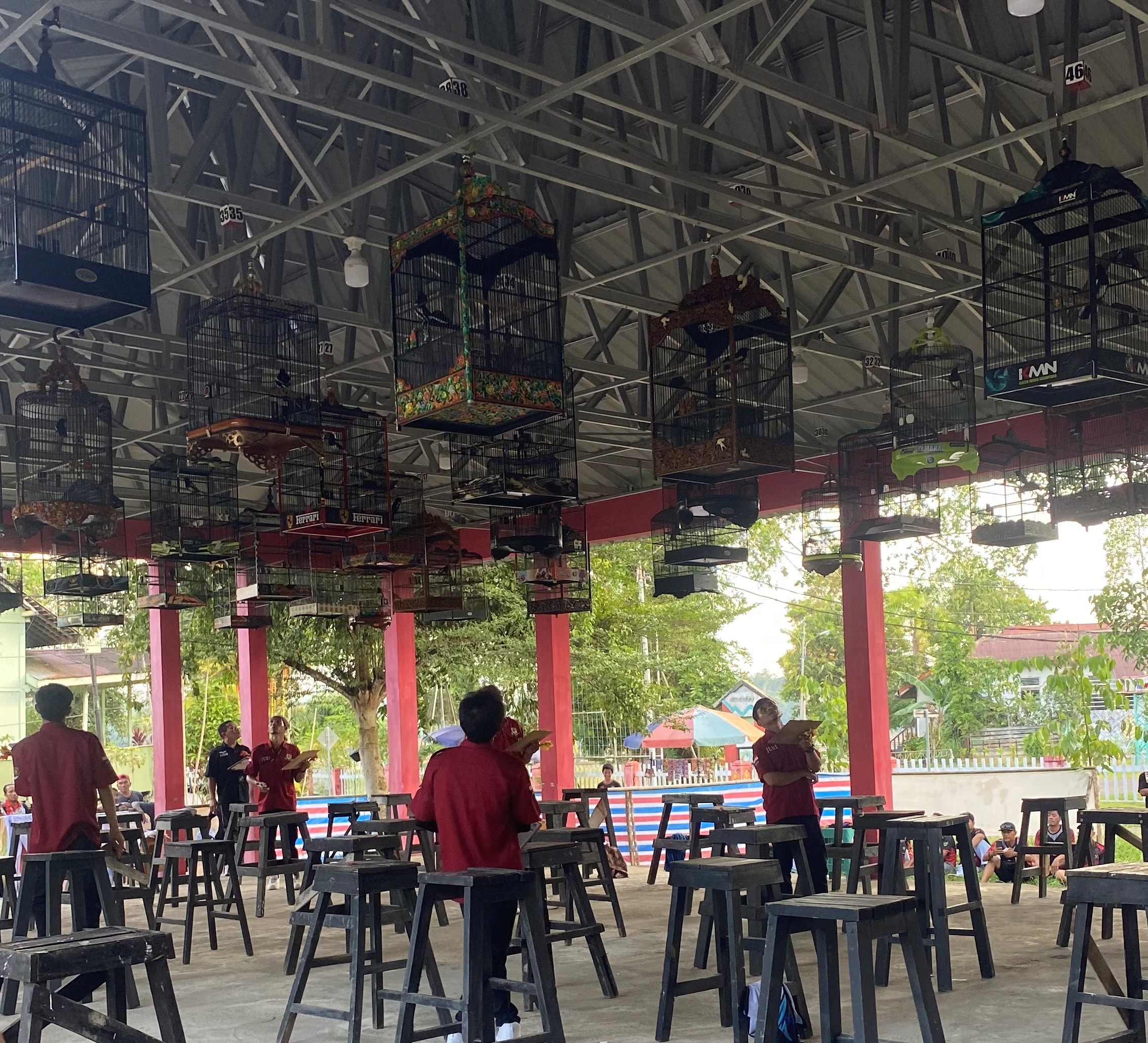 Peserta mengikuti lomba burung berkicau yang digelar oleh Sanggau Bird Club di Sanggau pada Minggu (20/7).