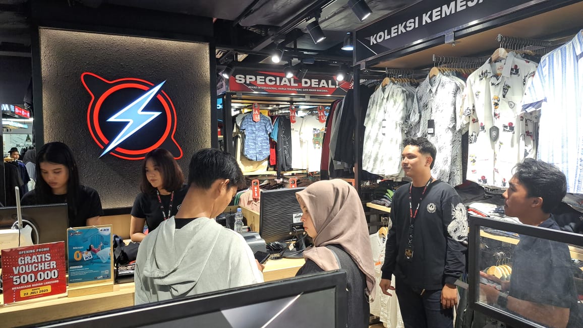 RAMAI PENGUNJUNG: Situasi saat Re-Opening Planet Surf di lantai 1 Ayani Mega Mal