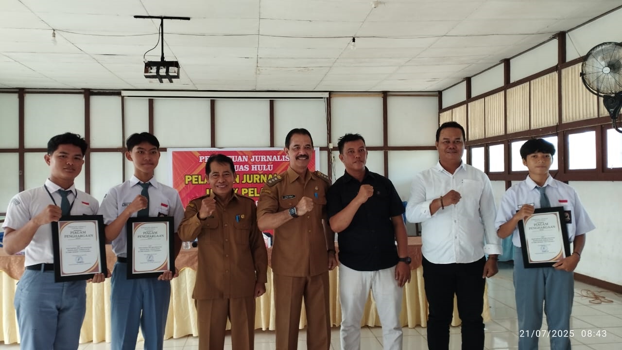 Jurnalistik : Kegiatan pelatihan jurnalistik yang dilaksanakan di aula SMKN 1 Putussibau.