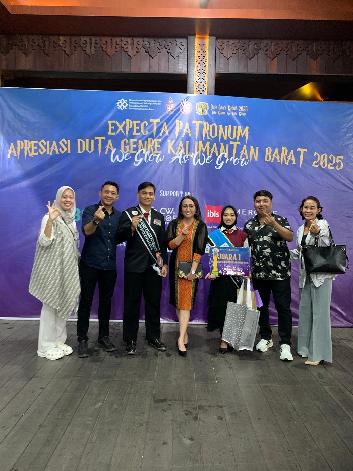 JUARA : Amiza Sellomitha (tengah) mewakili GenRe&nbsp; Kapuas Hulu berhasil meraih juara pertama GenRe Kalbar.