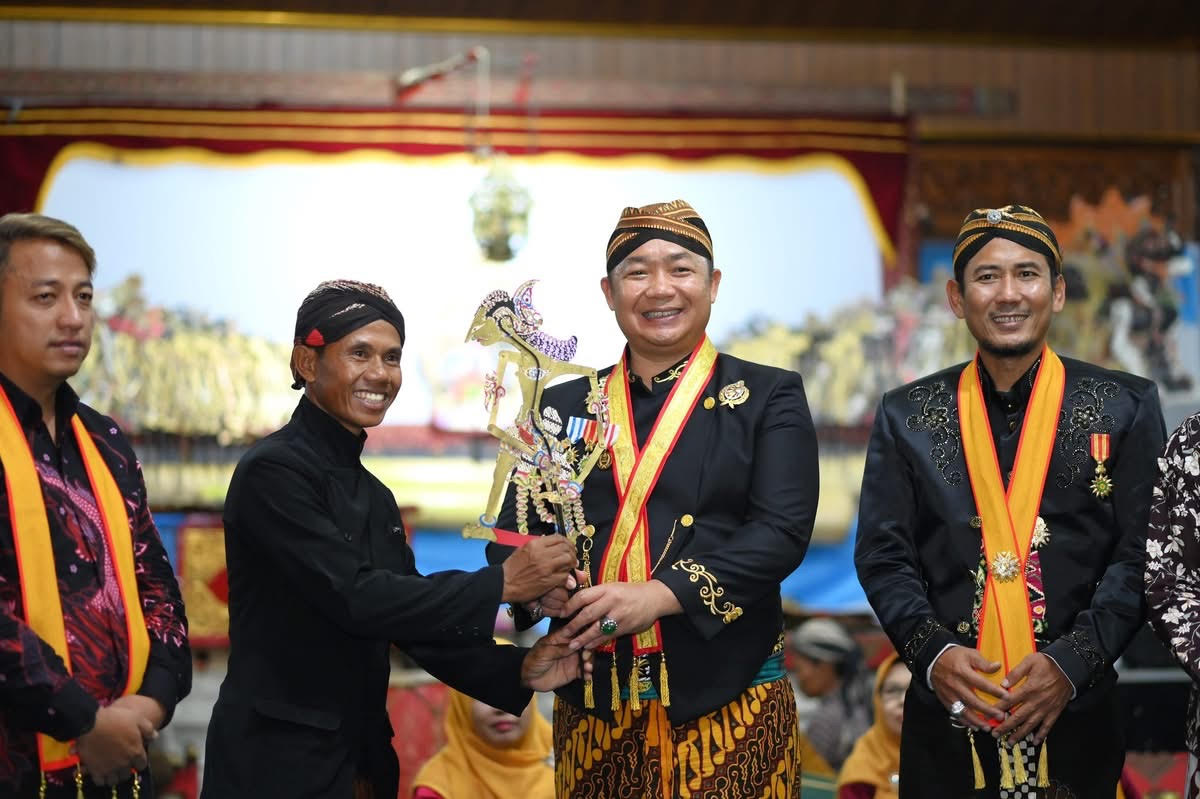 CINDERAMATA : Bupati Ketapang, Alexander Wilyo, menerima cinderamata berupa wayang kulit saat menghadiri Grebeg Suro di Pendopo Joglo, Sabtu (19/7) malam.
