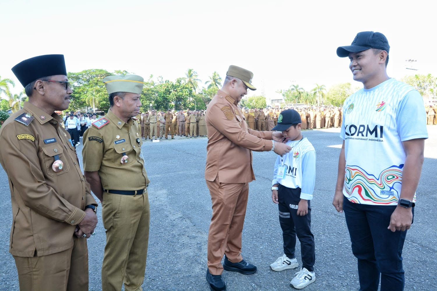LEPAS KONTINGEN : Bupati Ketapang, Alexander Wilyo, melepaskan peserta yang akan berlaga pada Fornas VIII di NTB, Senin (21/7).