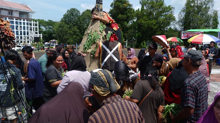 BUDAYA : Suasana kemeriahan festival budaya grebeg suro oleh masyarakat paguyuban Jawa, di Kabupaten Landak.