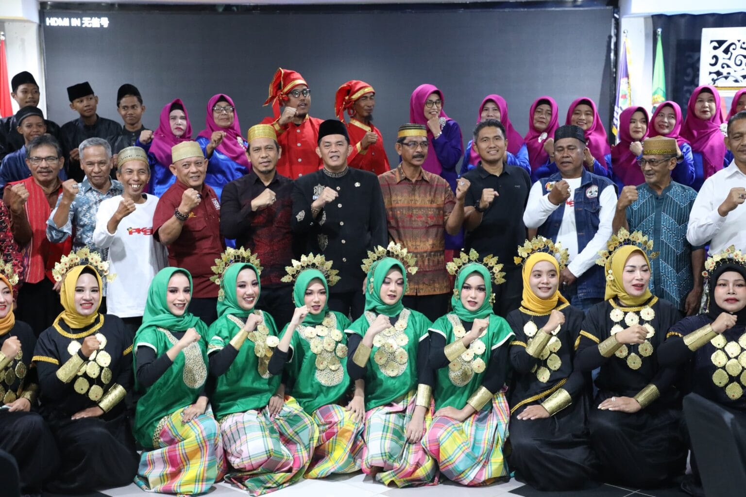 Kebersamaan penuh semangat: Pengurus DPD PKSB Singkawang 2025&ndash;2030 dan para penari tradisional berpose usai pelantikan.