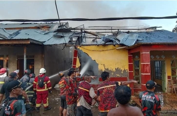 Respon Sigap Polres Singkawang bersama petugas gabungan berjuang padamkan api di tengah kepanikan warga.