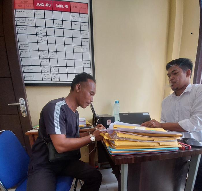 Edi Rianto (kiri) saat membuat laporan resmi dugaan tindak pidana pencemaran nama baik ke Polres Melawi
