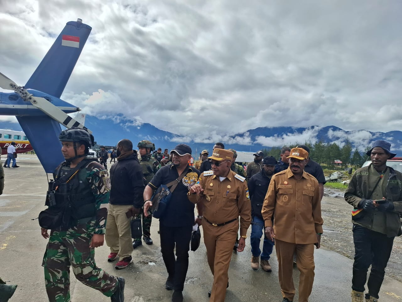 Bupati dan Wakil Bupati Puncak didampingi aparat keamanan tiba di Agandugume, Papua Tengah, untuk tinjau penyaluran dana desa.