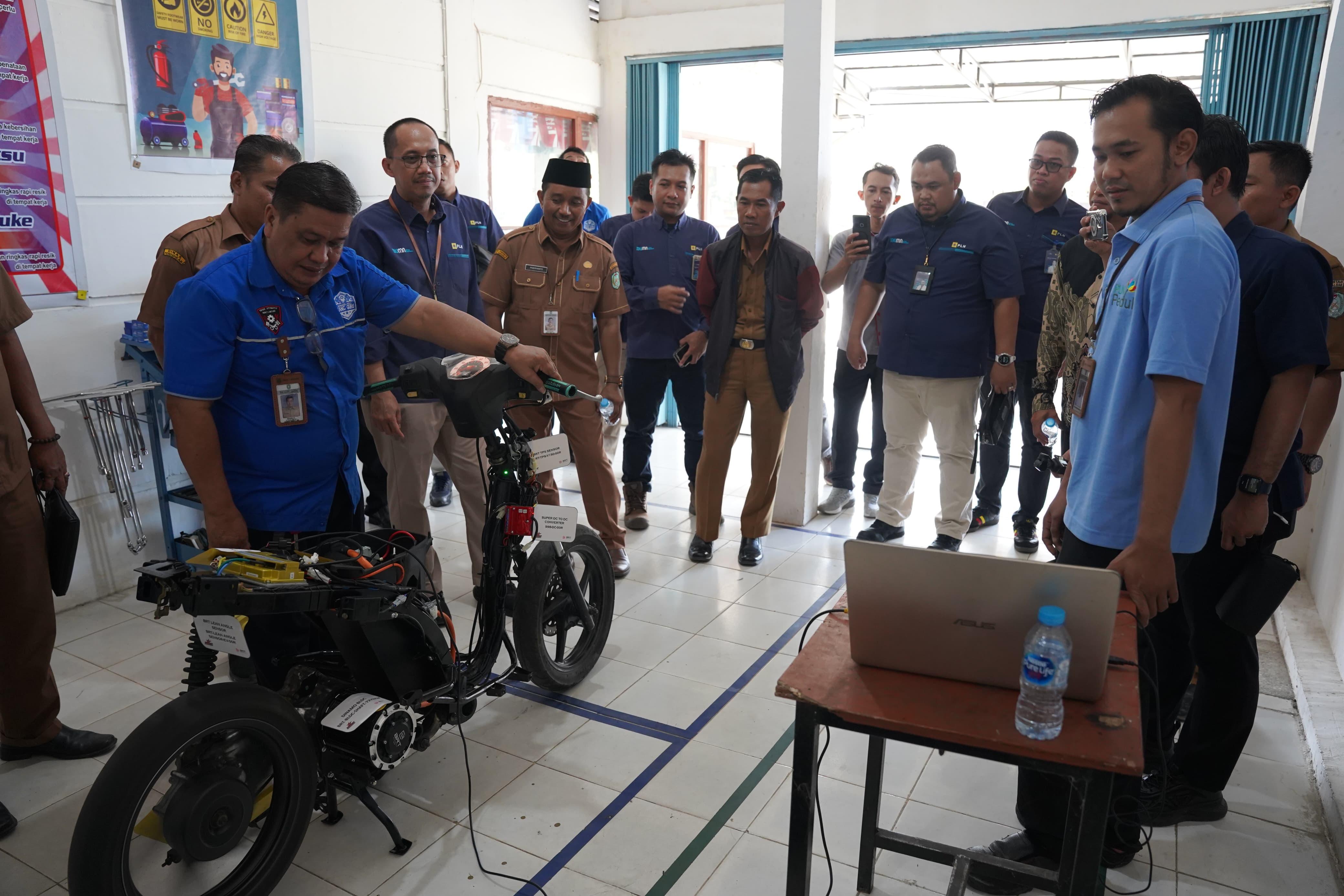 Senior Manager Niaga dan Manajemen Pelanggan PLN UID Kalbar, Albert Safaria, meninjau langsung proses konversi motor berbahan bakar fosil menjadi motor listrik di bengkel SMK Negeri 1 Sintang.
