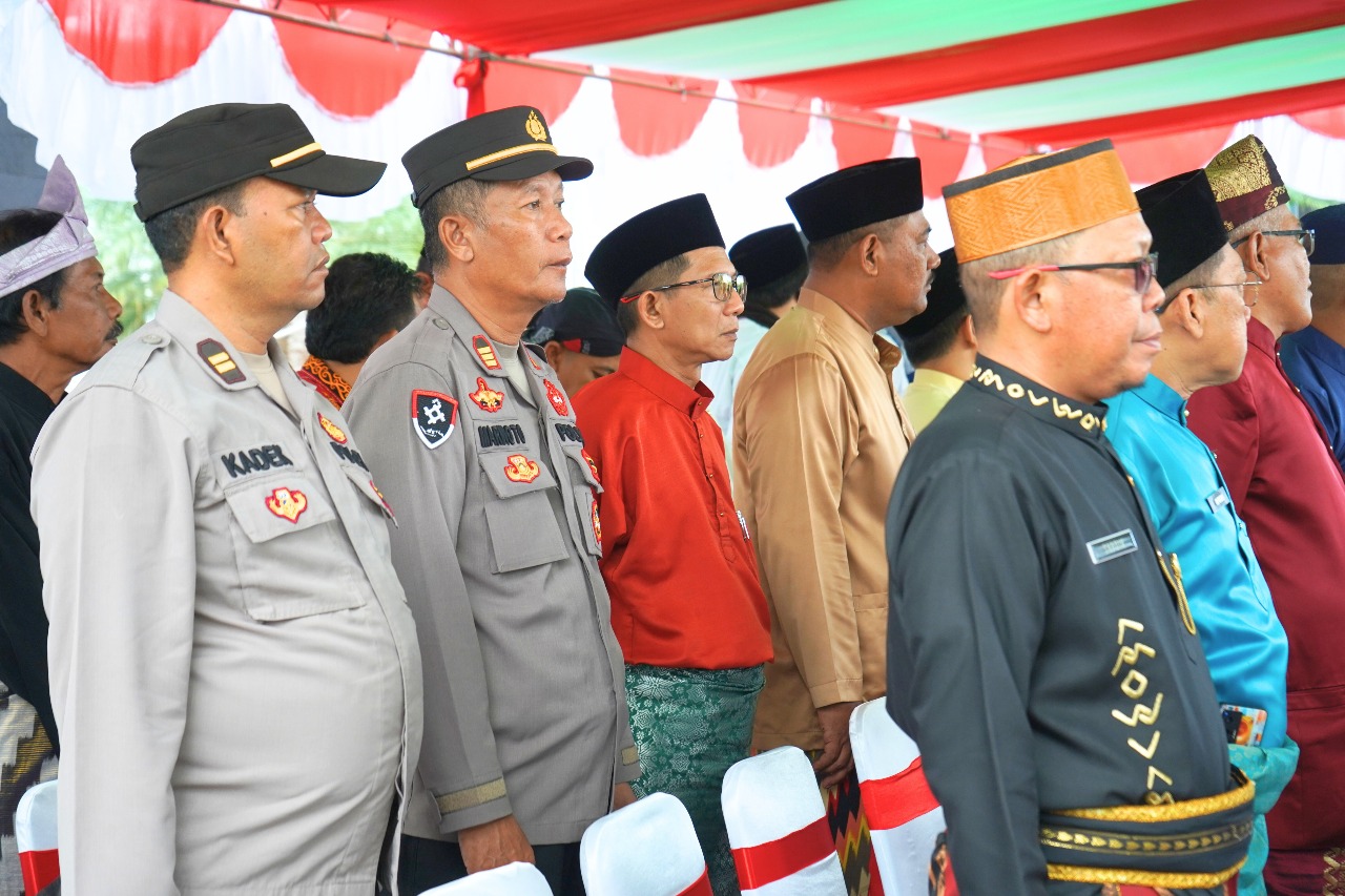 Teks foto: Kepala Kantor Pertanahan Kabupaten Kubu Raya, Aklis Indriyatno, mengikuti rangkaian kegiatan upacara Peringatan Hari Jadi ke-18 Kabupaten Kubu Raya.