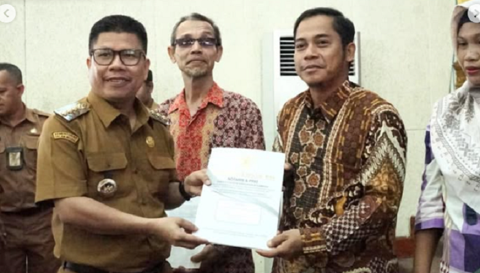 KOPDES: Bupati Sambas H Satono saat peluncuran 195 Koperasi Merah Putih di 195 desa di Kabupaten Sambas, Senin (21/7).
