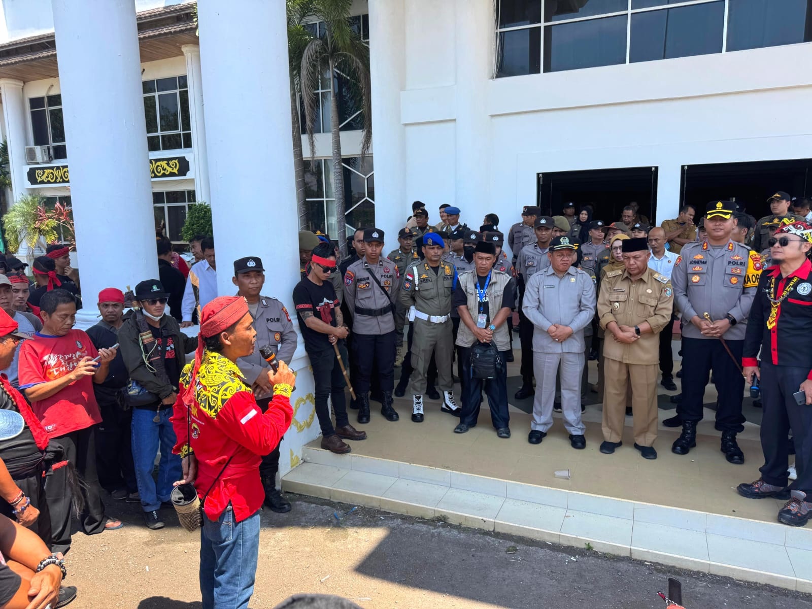 MASSA: Wakil Bupati H. Juli Suryadi Burdadi, Ketua DPRD Safrudin Asra, Kapolres AKBP Jonathan David Hariantono, Ketua DAD Kabupaten Mempawah Adrianus Marsel, menemui massa aksi damai.