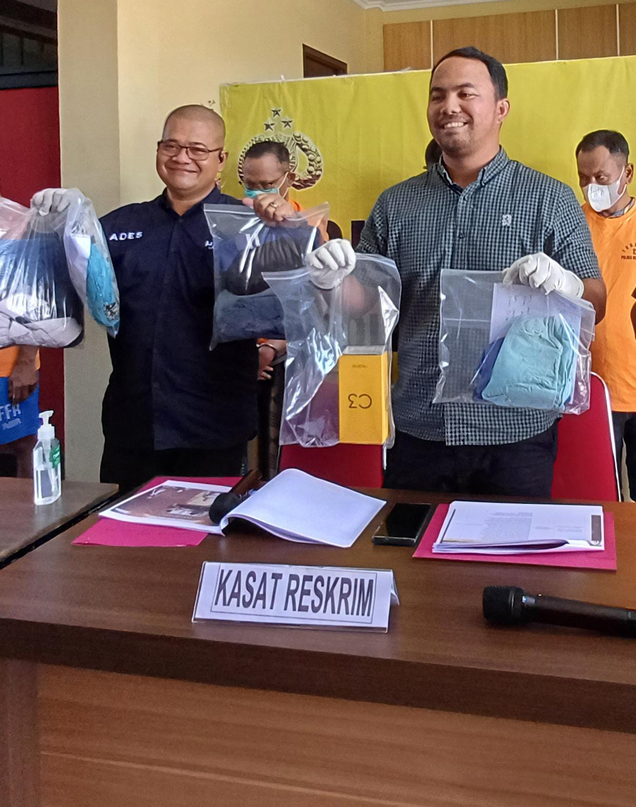 Barang bukti yang diamankan penyidik dalam kasus dugaan pencabulan oleh oknum pengasuh lembaga pendidikan agama di Kubu Raya.