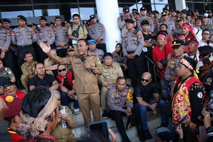 TEMUI MASSA: Wakil Gubernur Kalimantan Barat, Krisantus Kurniawan menemui massa dari Aliansi Masyarakat Kalbar yang menggelar aksi di depan Kantor Gubernur Kalbar, Senin (21/7).