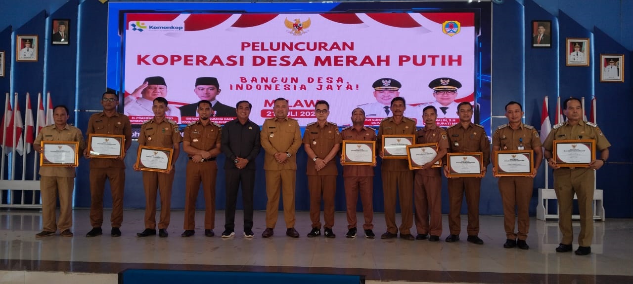 SERAHKAN: Bupati Melawi Dadi Sunarya Usfa Yursa menyerahkan piagam dan dokumen badan hukum KDMP kepada camat se-Kabupaten Melawi dalam peluncuran koperasi serentak nasional, Senin (21/7).