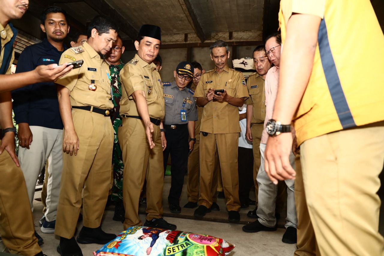 Wakil Wali Kota Pontianak Bahasan memimpin Satgas Pangan Kota Pontianak menggelar pemantauan stok beras.